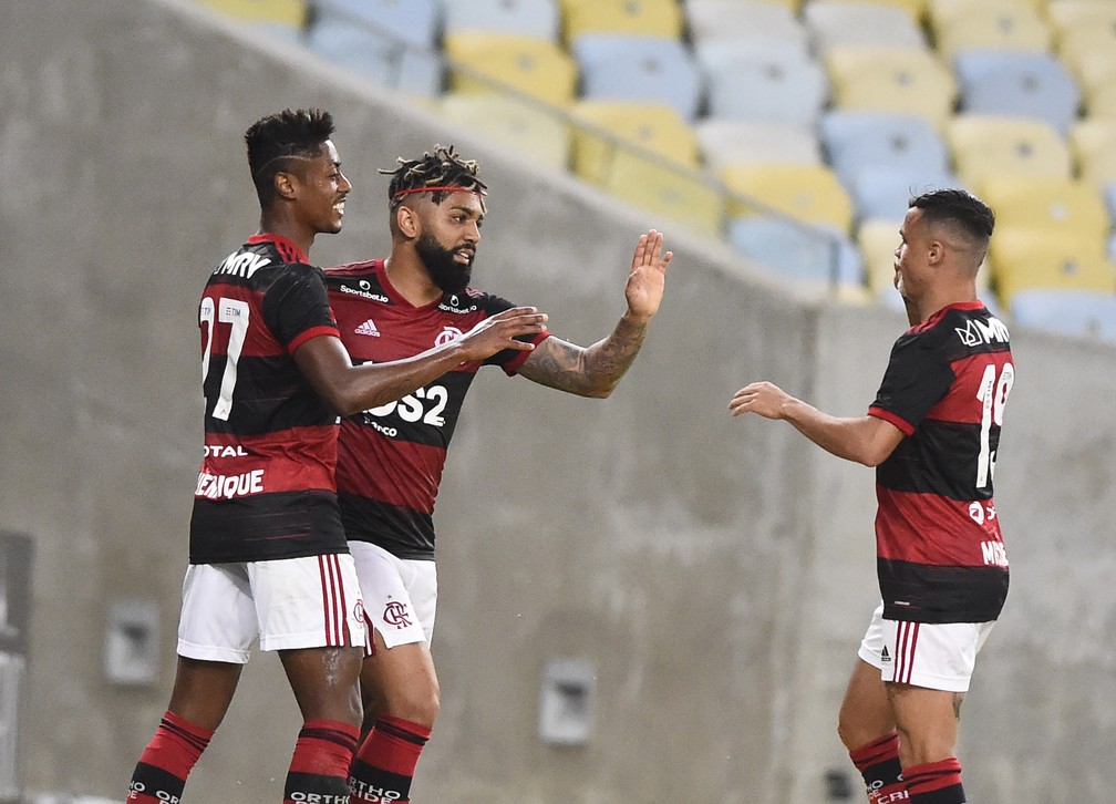 Gabigol comemora com Michael e Bruno Henrique na vitória sobre o Bangu — Foto: André Durão