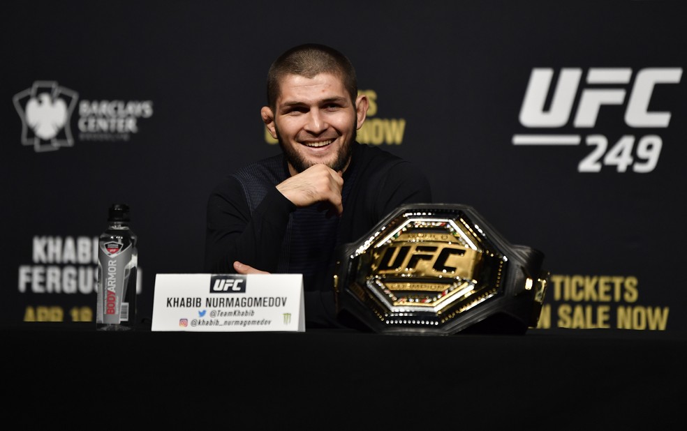 Khabib Nurmagomedov defenderá o título dos leves no UFC 254 diante de Justin Gaethje — Foto: Jeff Bottari/Getty Images