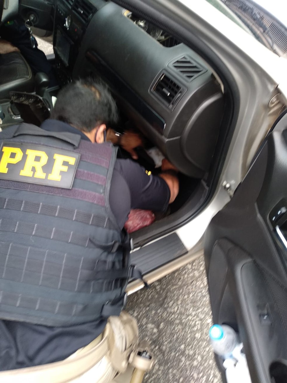 Droga estava escondida em diversas parte do carro — Foto: Divulgação/PRF