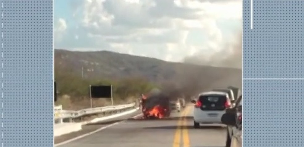 Veículo pegou fogo na pista entre Currais Novos e Acari — Foto: Reprodução/Inter TV Cabugi