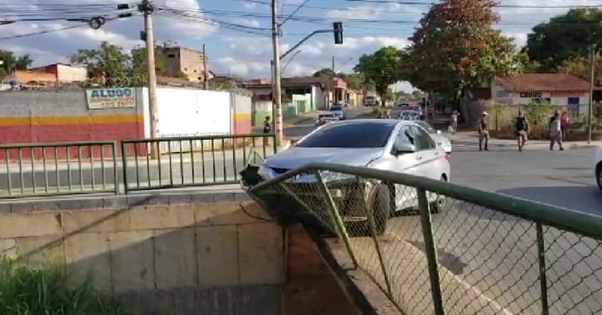 Perseguição policial após tentativa de assalto termina com prisão e acidente em Montes Claros
