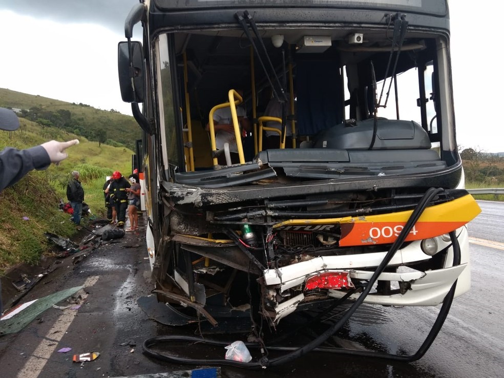 Ônibus envolvido em acidente na BR-040 em Alfredo Vasconcelos — Foto: Corpo de Bombeiros/Divulgação