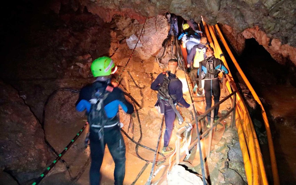 Squadre di soccorso all'interno della grotta (Foto: Royal Navy di Thailandia/via AP foto)