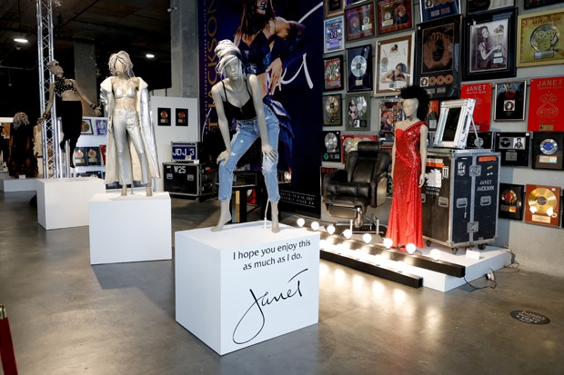 Objetos e looks de Janet Jackson em leilão (Foto: Getty Images)