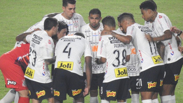 Jogadores do Corinthians antes da partida contra o CSA