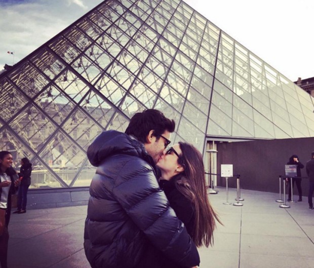 Casal se beija em frente ao Museu do Louvre (Foto: Reprodução Instagram)