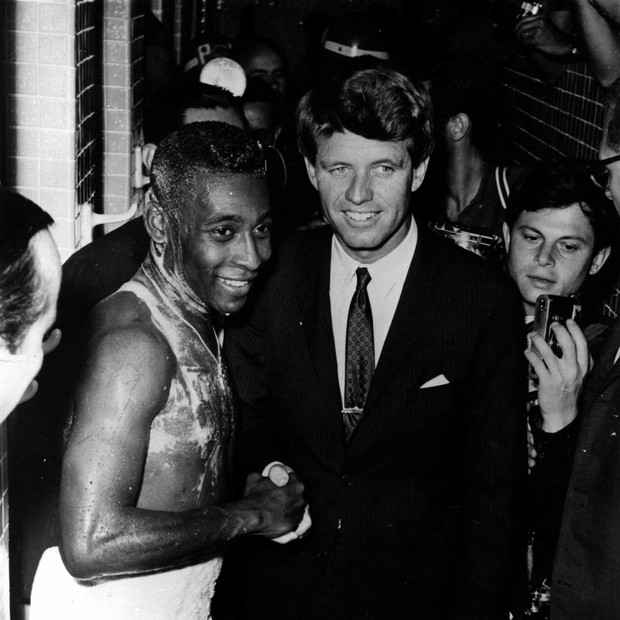 Pelé cumprimenta Robert Kennedy  (Foto: Getty Images)
