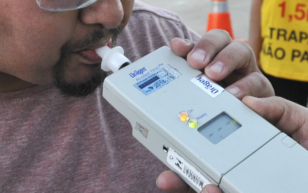 Homem assopra bafômetro durante campanha educativa "Maio Amarelo" do GDF — Foto:  Renato Araújo/Agência Brasília/Divulgação