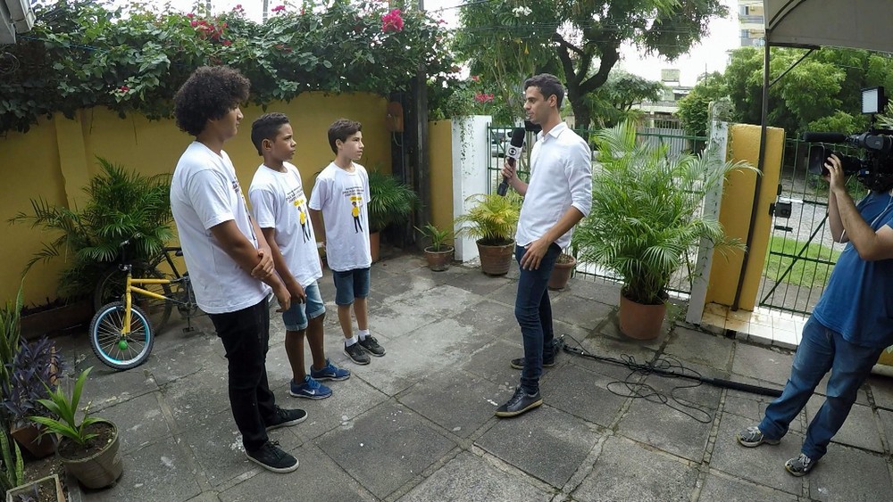 Repórter Júlio Molica conversa com jovens do Instituto Papai, em Recife — Foto: TV Globo