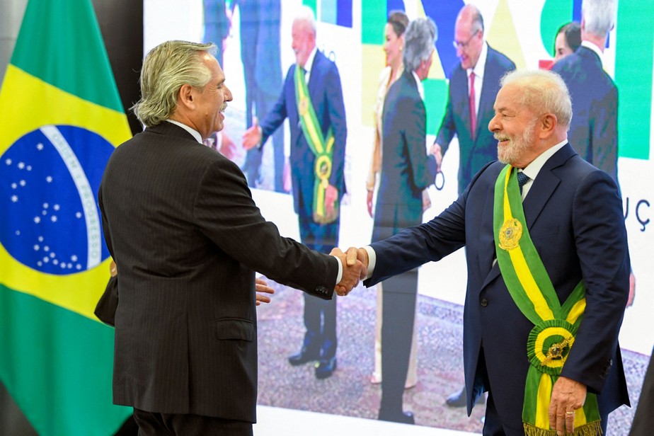 Alberto Fernández, presidente da Argentina, cumprimenta o presidente Lula em sua posse em Brasília
