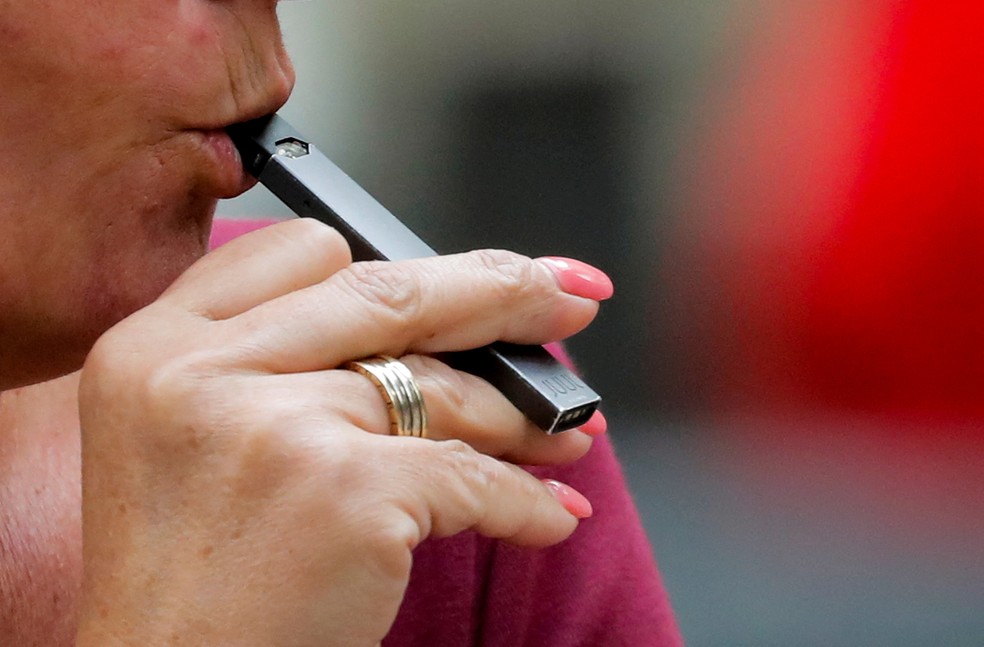 Foto mostra mulher fumando cigarro eletrônico em Nova York em setembro de 2018. — Foto: Brendan McDermid/Reuters