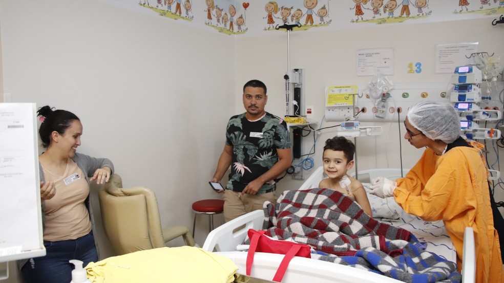Miguel com os pais em um quarto do hospital de Rio Preto — Foto: Divulgação/HCM