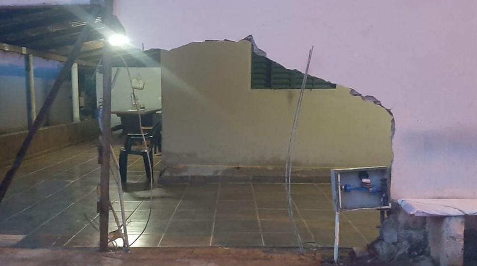 Vereador engatou marcha errada e veículo quebrou muro da casa de parentes da namorada em Anicuns, Goiá, diz PM — Foto: Reprodução/Arquivo pessoal