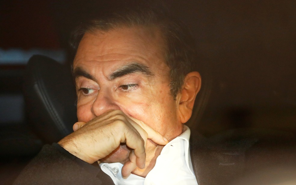 Carlos Ghosn é fotografado em um carro ao deixar o escritório de seu advogado, depois de sair da prisão no Japão — Foto: Issei Kato/Reuters