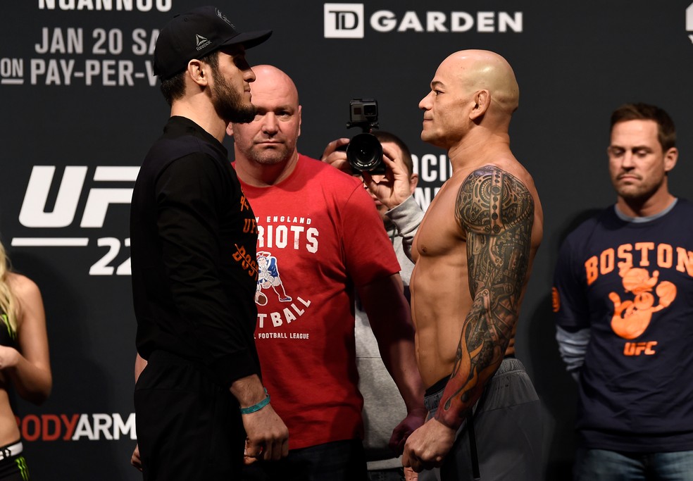Islam Makhachev e Gleison Tibau se enfrentaram no UFC 220 — Foto: Jeff Bottari/Zuffa LLC/Zuffa LLC via Getty Images