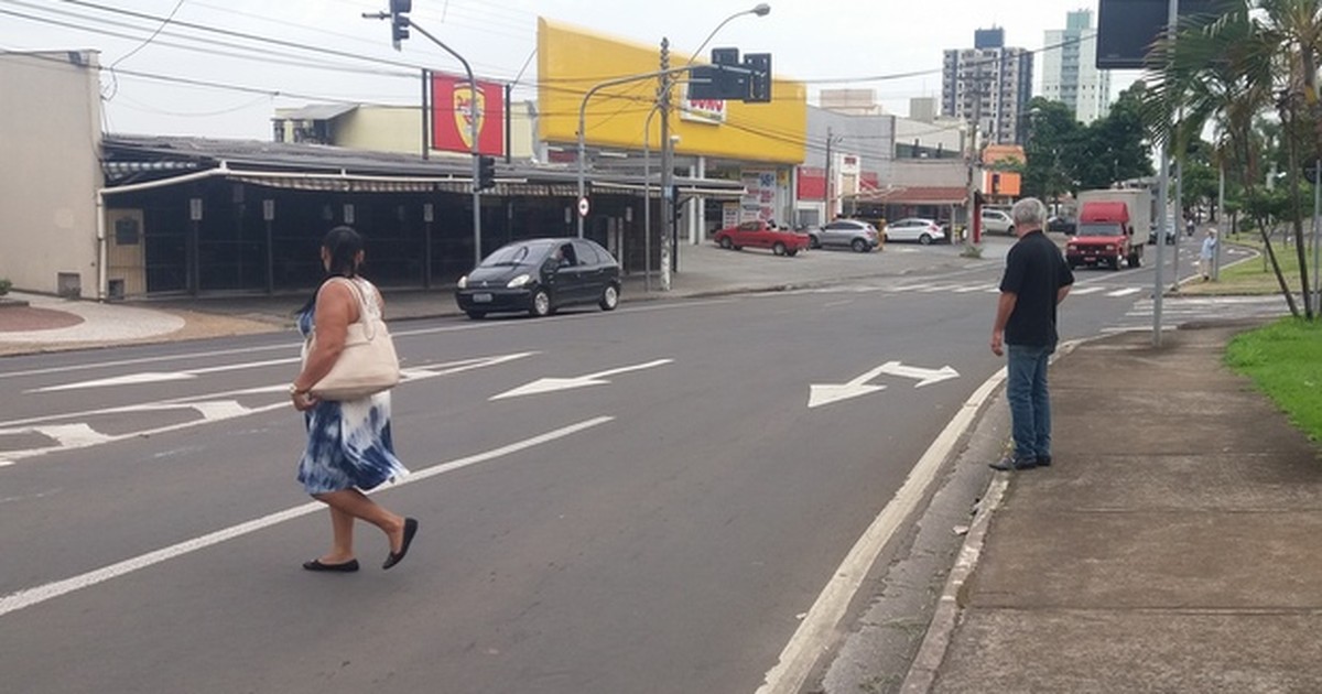 G1 Ladrões Furtam Eletrônicos Dinheiro E Bebidas De Choperia E