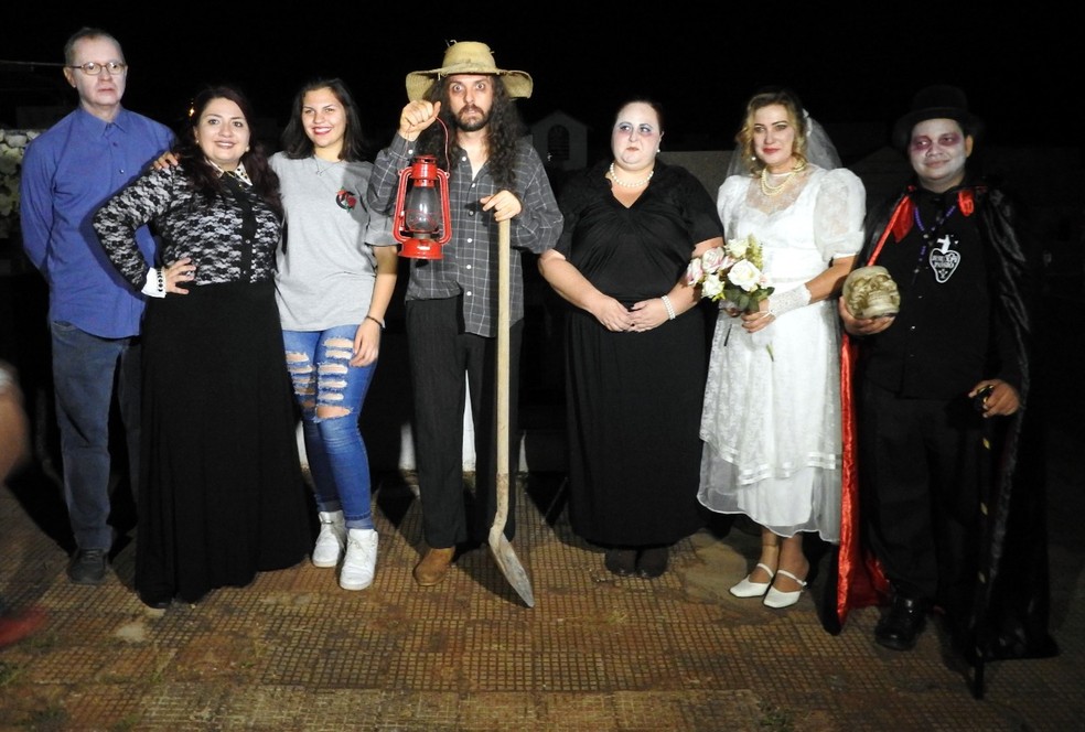 Grupo artístico promove visitação nos jazigos, contando histórias de figuras importantes para Jaú — Foto: Nathália Ferraz de Camargo/Divulgação