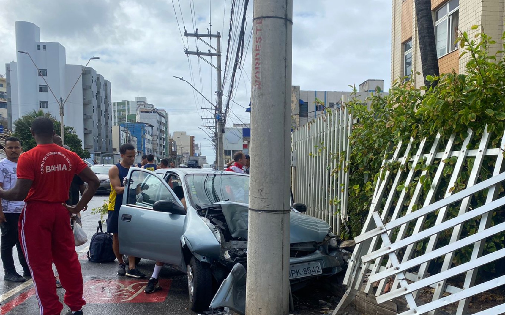 Carro desgovernado invade calçada e bate em poste na orla de Salvador; motorista ficou preso entre as ferragens