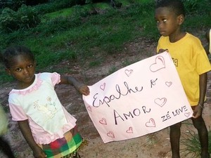 "Espalhe o amor" de Zé Love, é a mensagem compartilhadas por crianças na Guiné-Bissau, na África (Foto: Jean Costa Domingos/ Arquivo Pessoal)