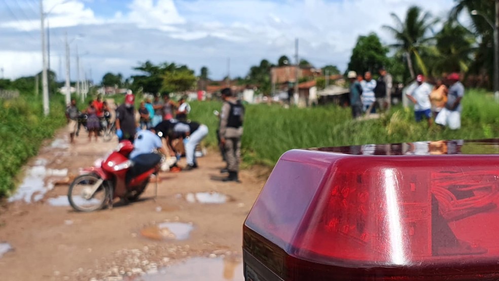 Dois trabalhadores são assassinados com mais de 40 tiros na comunidade Renascer, em Cabedelo, PB — Foto: Ítalo di Lucena/TV Cabo Branco