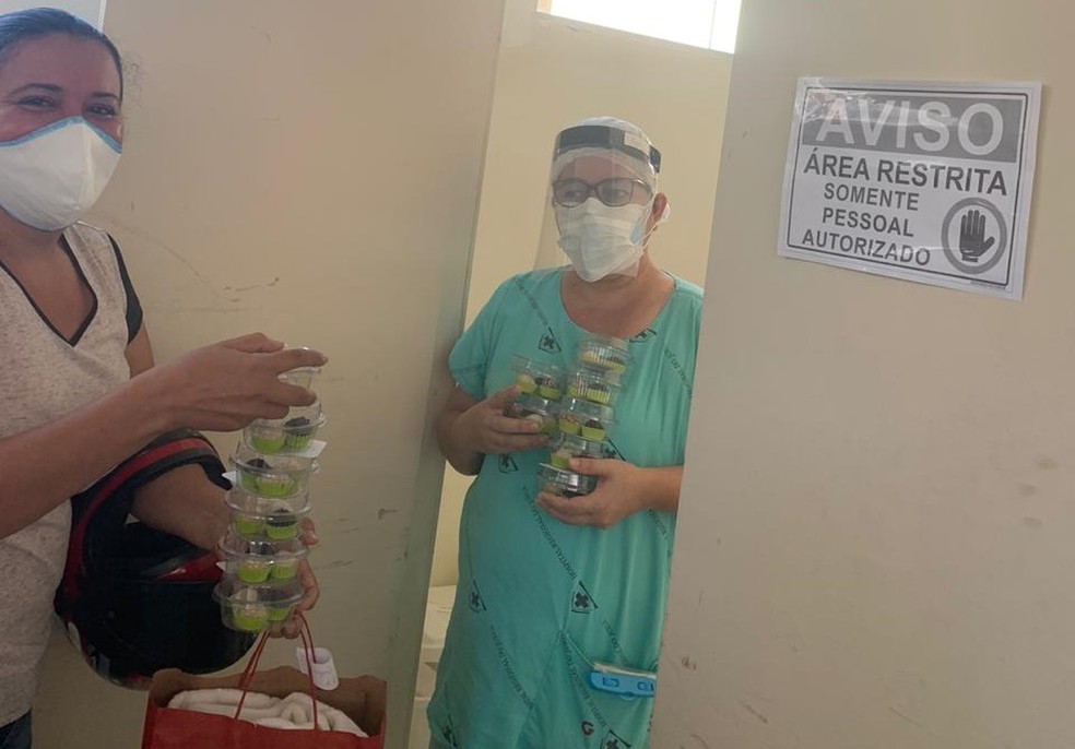 Profissionais do Hospital do Juruá, em Cruzeiro do Sul, receberam os kits de docinhos — Foto: Arquivo pessoal