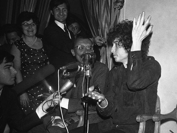 Em 1966, Bob Dylan gesticula em uma entrevista coletiva de imprensa em Paris, na França (Foto: AP Photo/Pierre Godot)