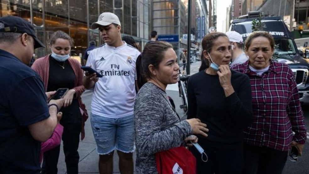 Milhares de famílias venezuelanas que entraram nos EUA pela fronteira sul acabaram em Nova York e Washington DC graças a uma política de transferências em massa implementada pelo governador do Texas. — Foto: Getty Images via BBC