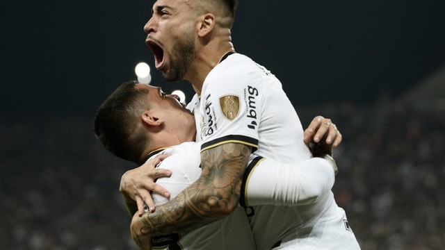 Maycon festeja gol do Corinthians contra o Boca