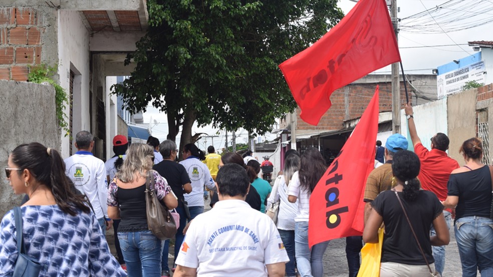 Servidores em greve há um mês fizeram atos públicos em Campina Grande (Foto: Sintab/Divulgação)