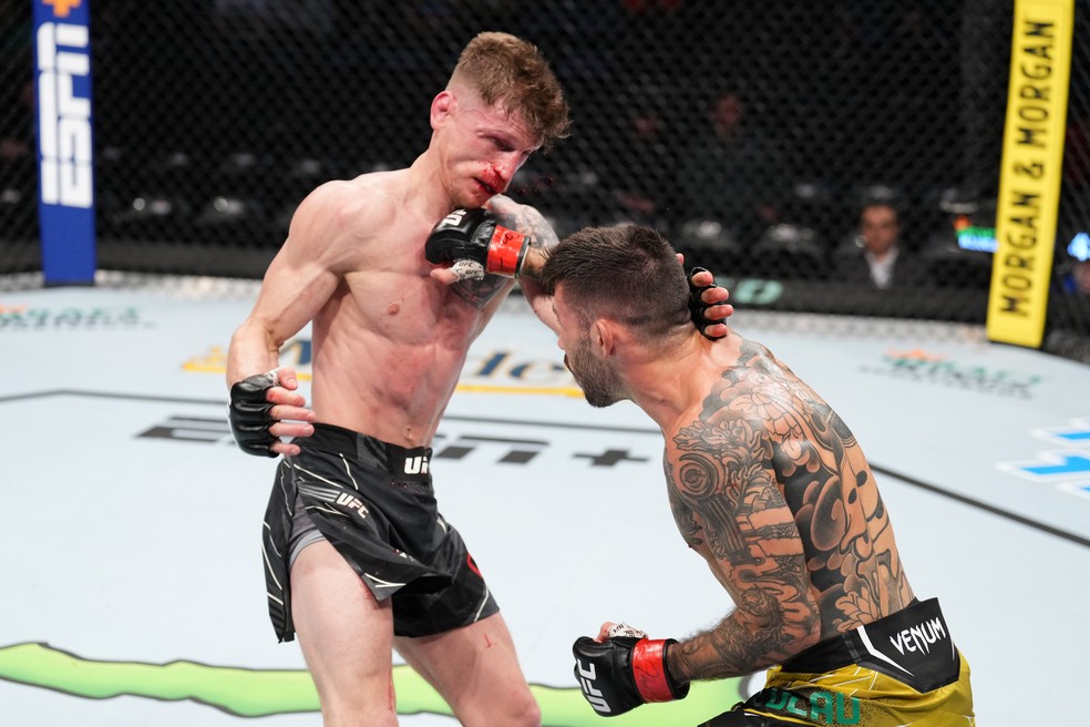 Matheus Nicolau (dir.) acerta um direto de direita em David Dvorak (esq.) — Foto: Josh Hedges/Zuffa LLC