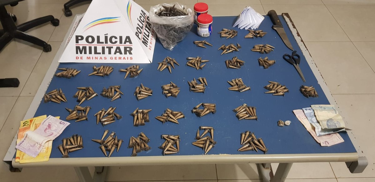 Após denúncias, polícia apreende mais de 300 pinos de cocaína em Montes Claros