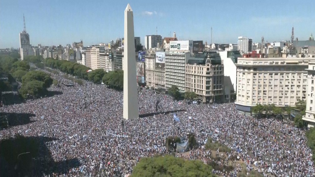 Multidão se reúne no dia 20 de dezembro de 2022 na região do Obelisco, em Buenos Aires, na Argentina, à espera dos campeões mundiais — Foto: g1