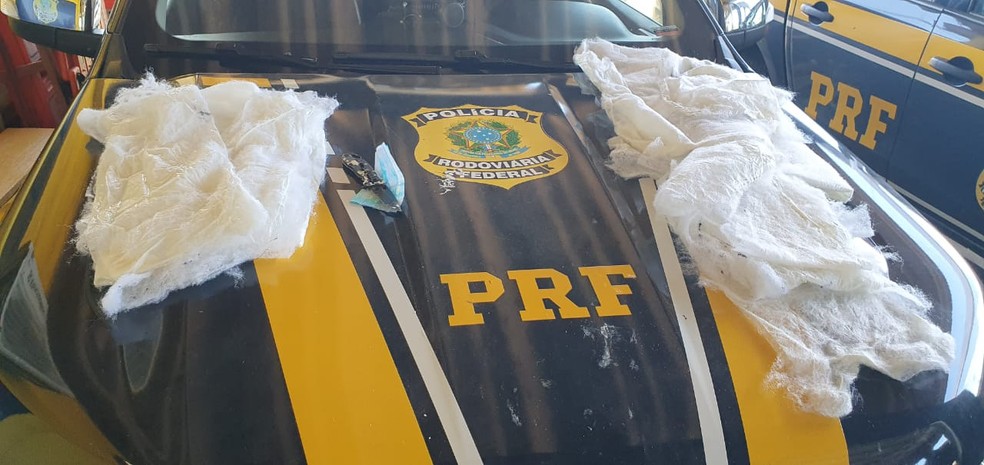 Equipe de fiscalização da PRF encontrou a cocaína líquida costurada junto ao casaco do jovem em Ariquemes (RO) — Foto: Divulgação/PRF