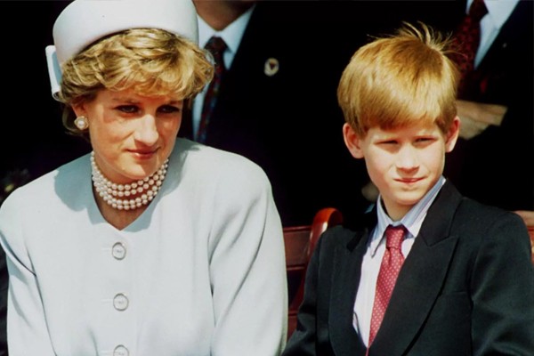 A princesa Diana (1961-1997) e o príncipe Harry em um evento realizado em Londres em maio de 199 (Foto: Getty Images)