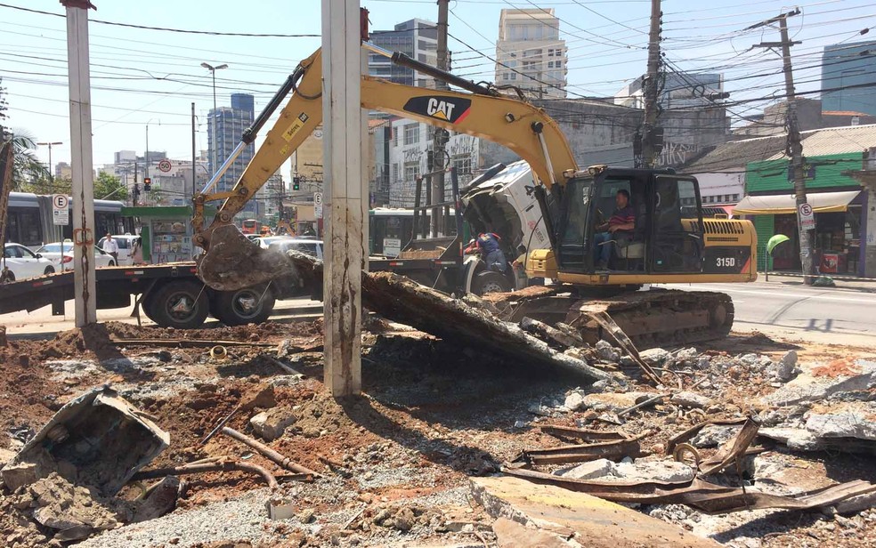 Área abandonada possuía camada de 20 cm de concreto, sem qualquer permeabilidade (Foto: Divulgação/Ricardo Cardim)