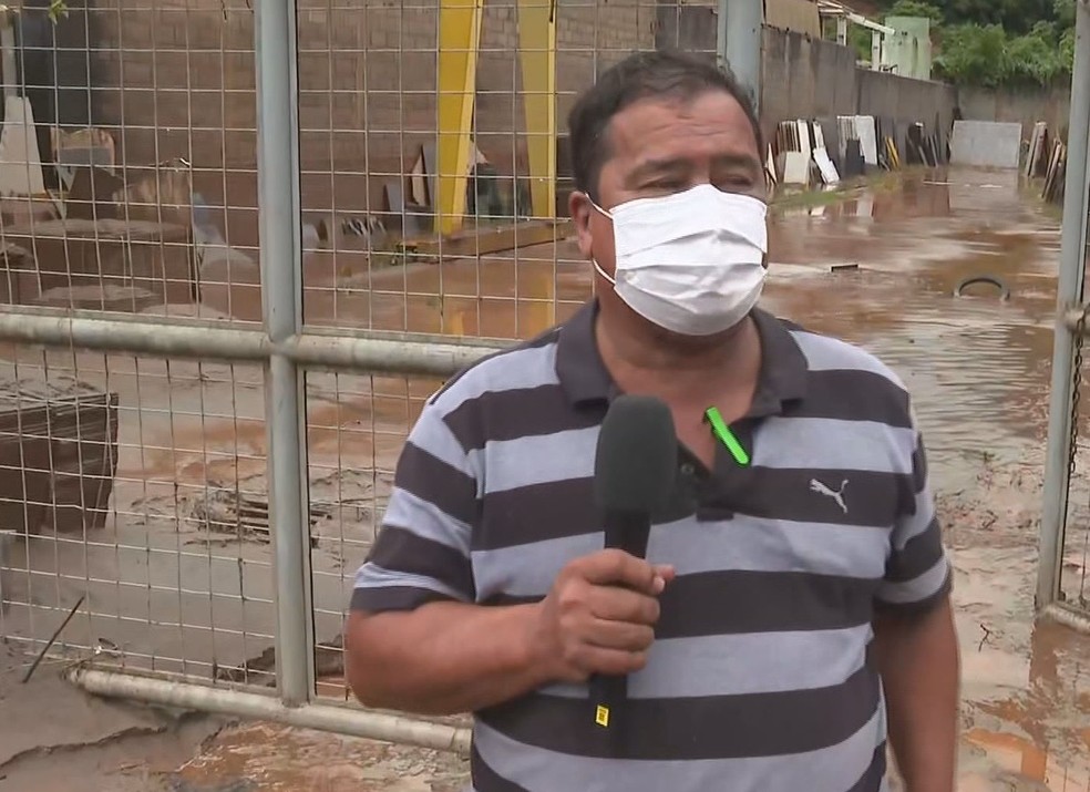 Elísio é comerciante em Sabará e teve prejuízo com a chuva — Foto: TV Globo / Reprodução