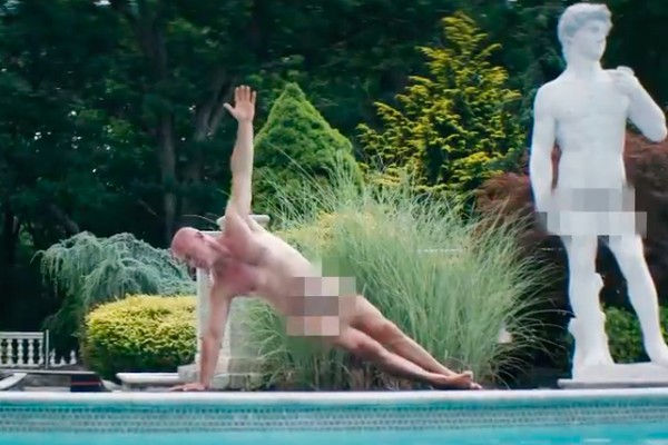 O ator Christopher Meloni em vídeo publicitário para app de exercícios (Foto: Instagram)