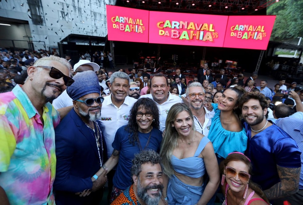 Artistas ao lado do governador e do vice-governador da Bahia durante lan&ccedil;amando da programa&ccedil;&atilde;o do Carnaval em Salvador &mdash; Foto: Malu Vieira/g1