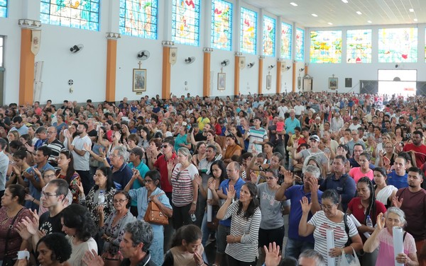 Festa Do Divino Pai Eterno Recebe Sacerdotes De Varios Estados Para Atender Romeiros Goias G1 O divino pai eterno, de acordo com a fé cristã católica é uma concepção a deus pai e sua devoção começou em 1840, quando o casal de lavradores constantino xavier maria e ana rosa de oliveira xavier maria encontraram às margens o córrego do barro preto. festa do divino pai eterno recebe