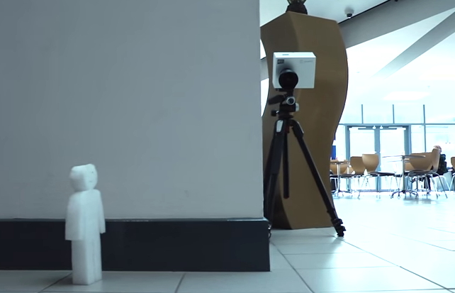 Simulação de teste feito com a câmera mostra o tipo de situação em que ela pode driblar as paredes (Foto: Reprodução)