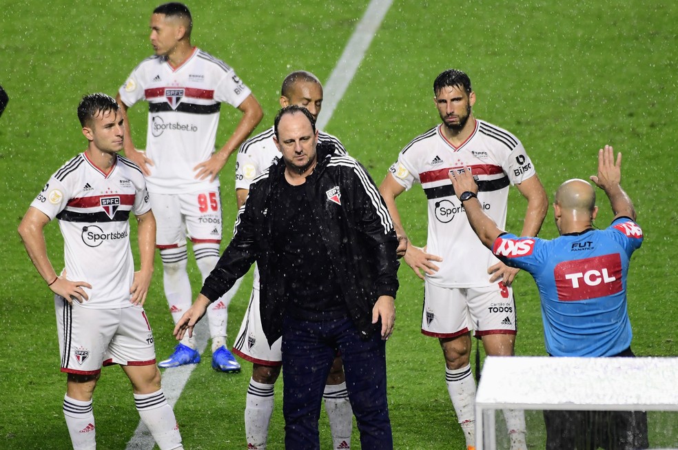 Ceni diz que pretende ficar no São Paulo, defende jogadores e projeta mudanças no elenco para 2023