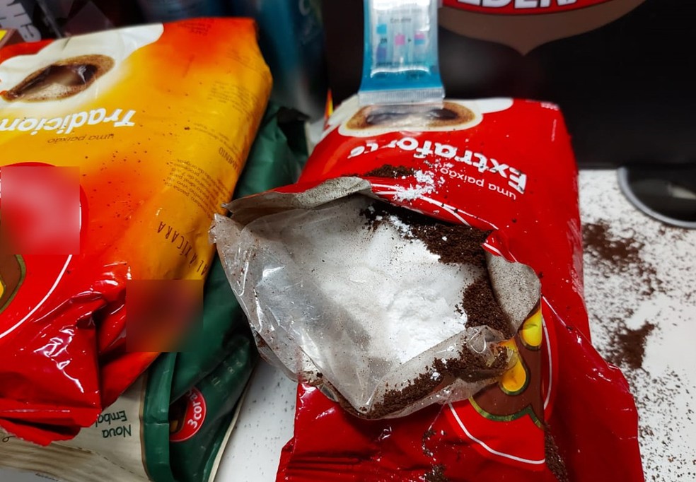 Cocaína foi escondida em sacos de café, aprendidos no Recife — Foto: PF/Divulgação