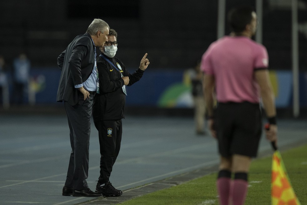 Tite e o auxiliar Cléber Xavier durante a partida entre Brasil e Peru — Foto: Lucas Figueiredo / CBF