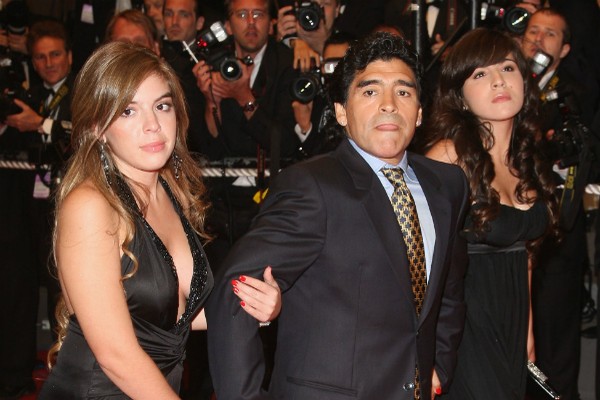 Maradona com as filhas Dalma e Gianinna  (Foto: Getty Images)