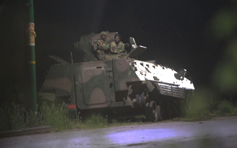 Soldados são vistos em tanque na capital Harare, no Zimbábue, na madrugada de quarta-feira (15) (Foto: AP Photo/Tsvangirayi Mukwazhi)