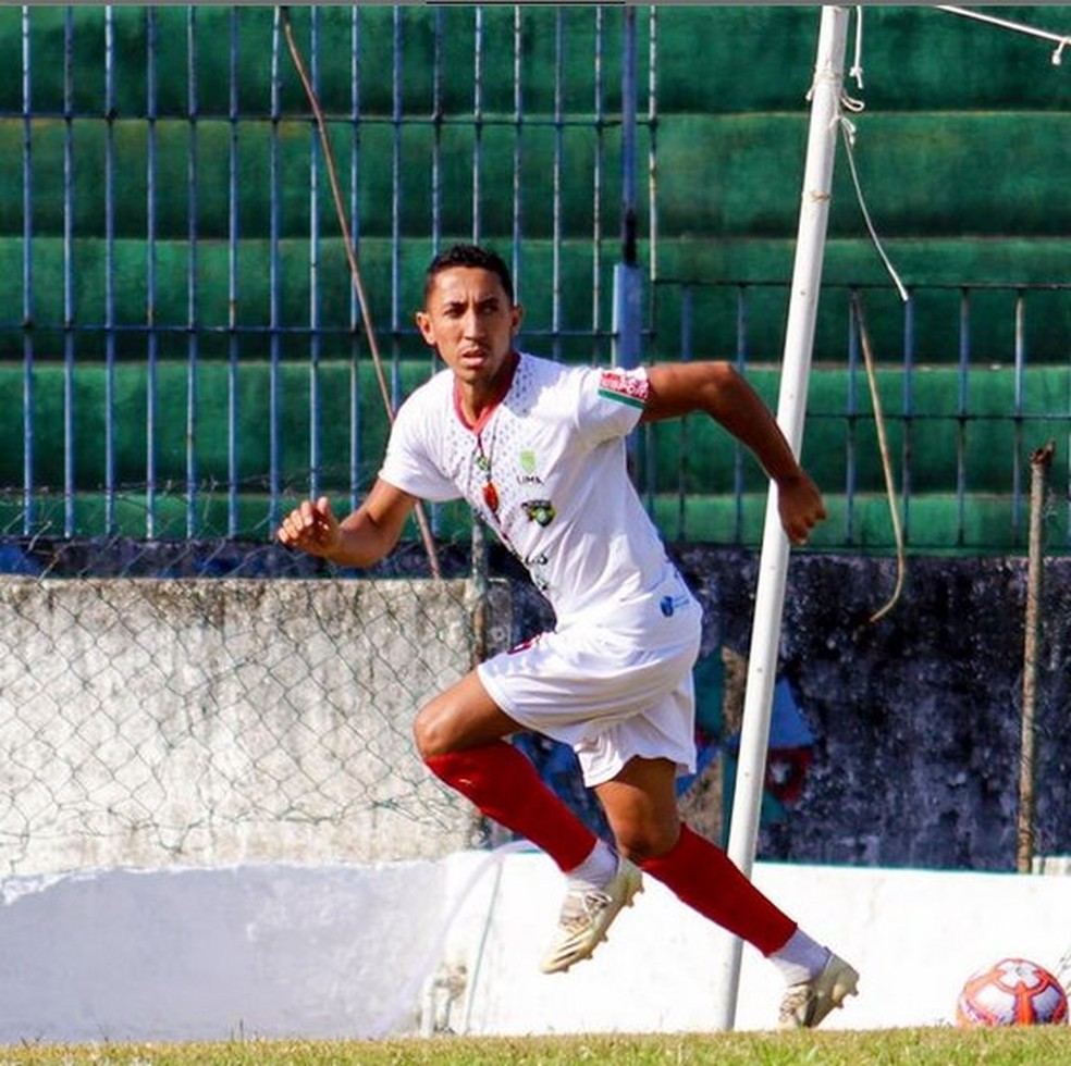 Atacante do Petrolina, Julio Carpegianne marcou o gol da vitória no último jogo contra o Íbis — Foto: Rafael Vieira de Lima / FPF