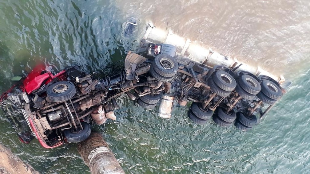 Carreta caiu na represa de Chavantes, em Fartura — Foto: Arquivo Pessoal