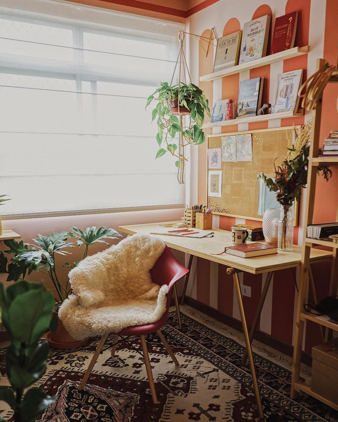Décor do dia: home office com parede geométrica e plantas (Foto: Instagram/@brugalliano)