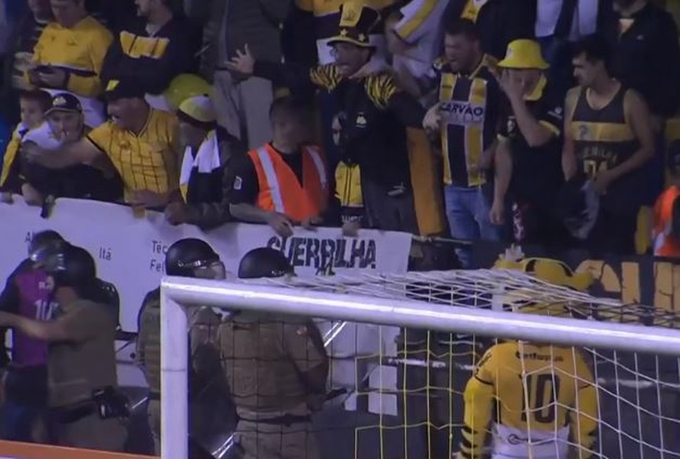 Confusão no final do 1º tempo após reservas da Ponte Preta relatarem ofensas racistas no estádio do Criciúma — Foto: SporTV/Reprodução