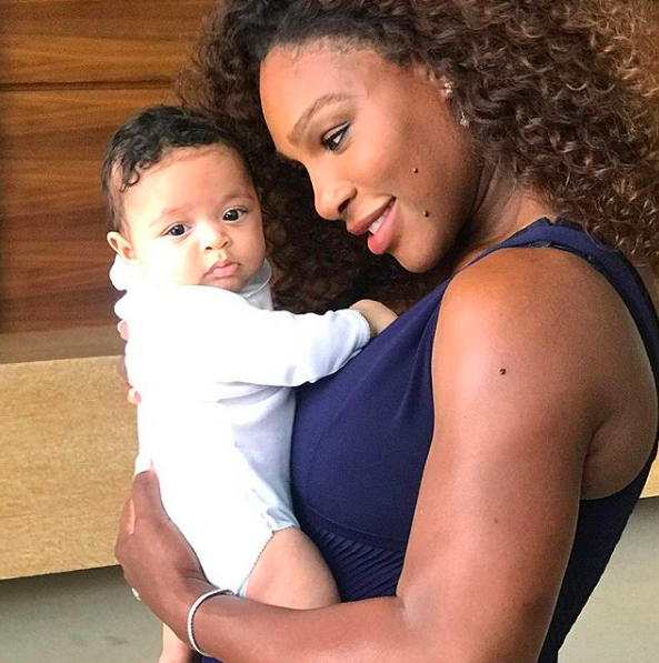 Serena Williams com Olympia e seus orgulhosos braços musculosos (Foto: Reprodução / Instagram)